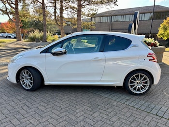 Used Peugeot 208 2015 for sale - 76118354: Photo 3