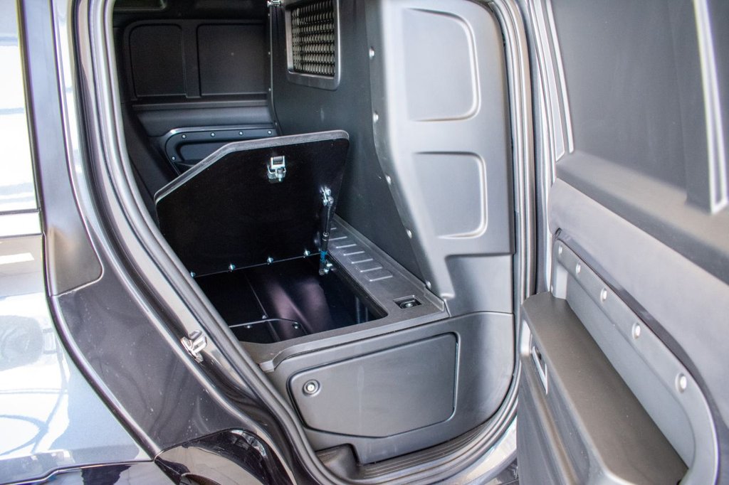 Used Land Rover Defender 2023 for sale - 76950134: Photo 17