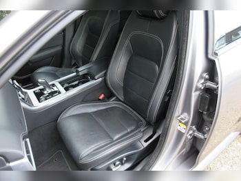 Used Jaguar XE 2019 for sale - 76228741: Photo