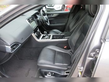 Used Jaguar XE 2019 for sale - 76228741: Photo