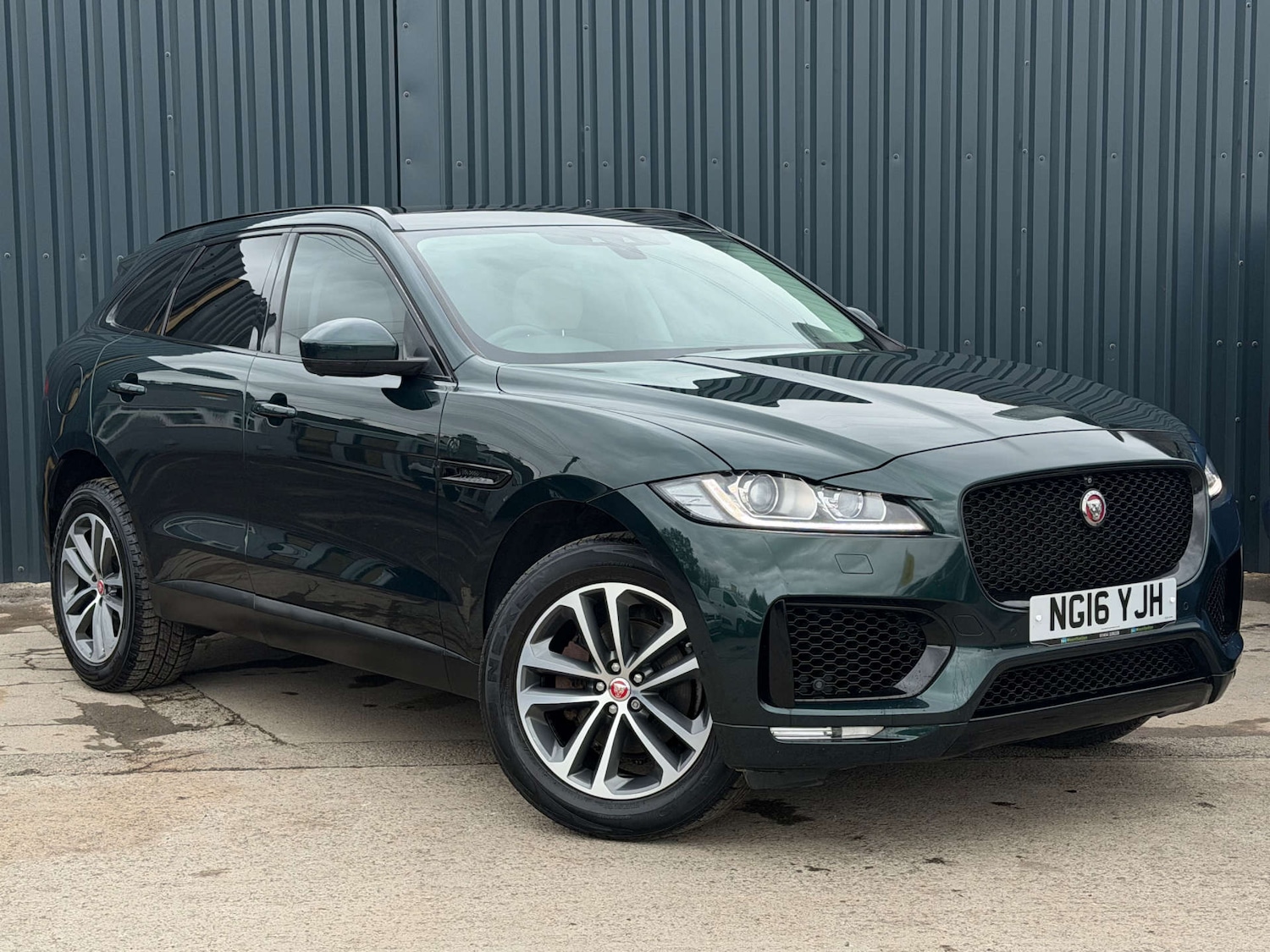 Used Jaguar F-Pace 2016 for sale - 76539485: Photo 1