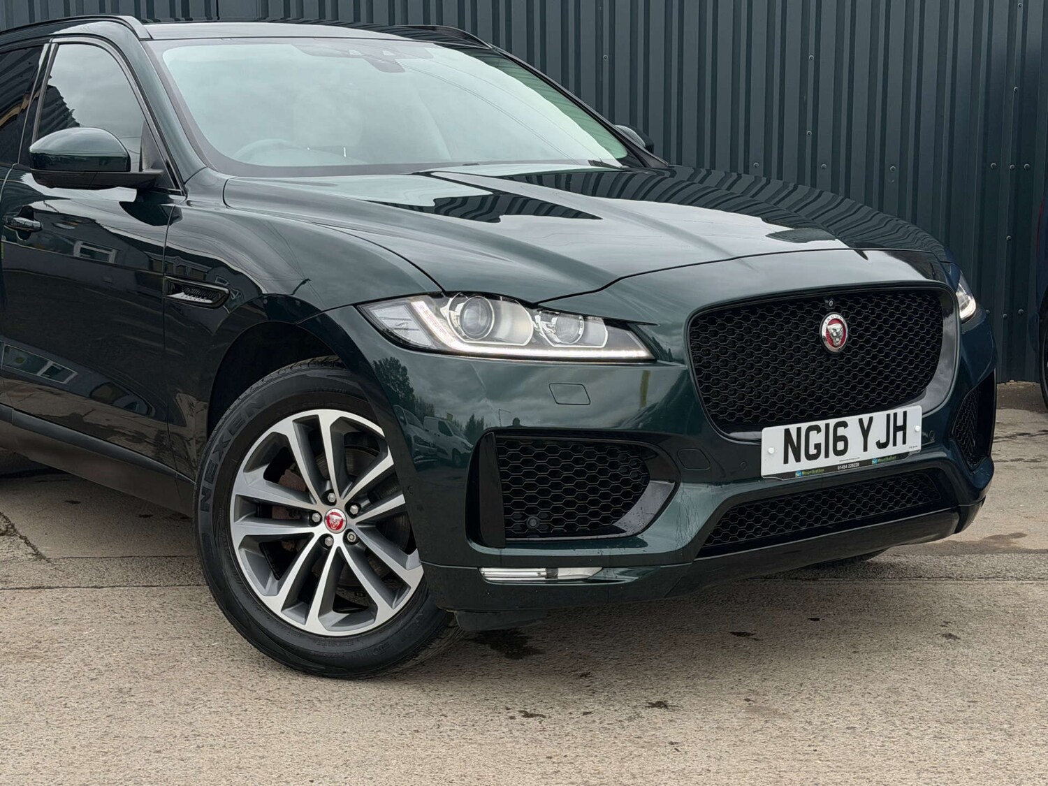 Used Jaguar F-Pace 2016 for sale - 76539485: Photo 2