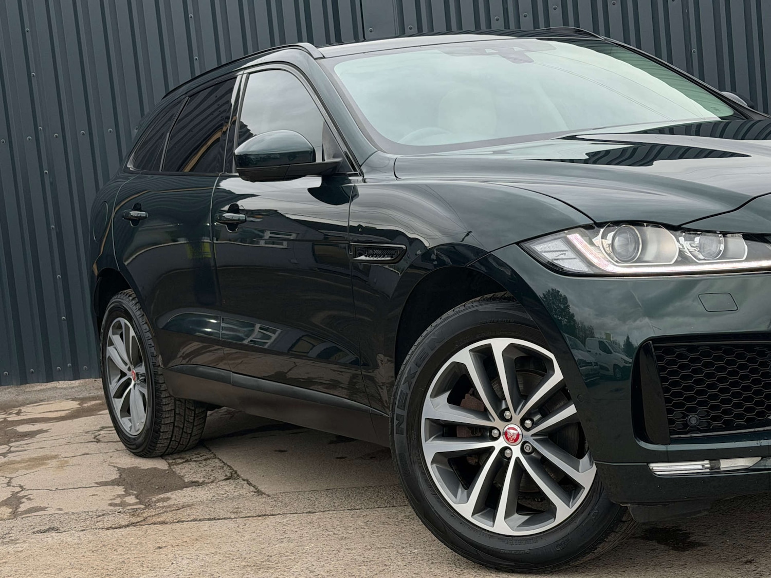 Used Jaguar F-Pace 2016 for sale - 76539485: Photo 3