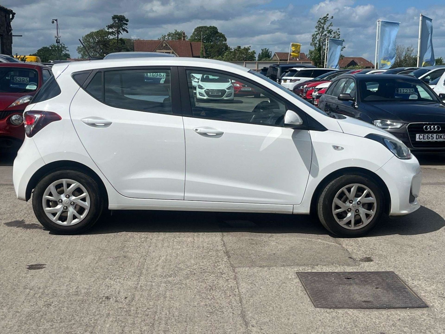 Used Hyundai i10 2017 for sale - 76601775: Photo 2