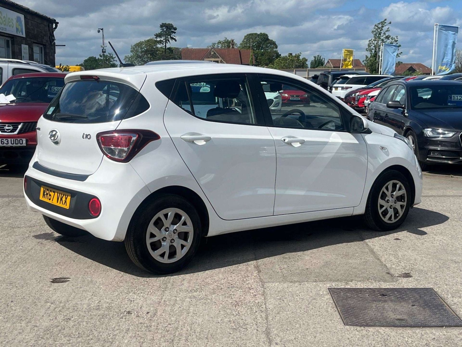 Used Hyundai i10 2017 for sale - 76601775: Photo 3