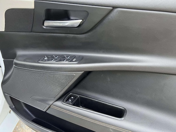 Used Jaguar XE 2017 for sale - 75610451: Photo 25