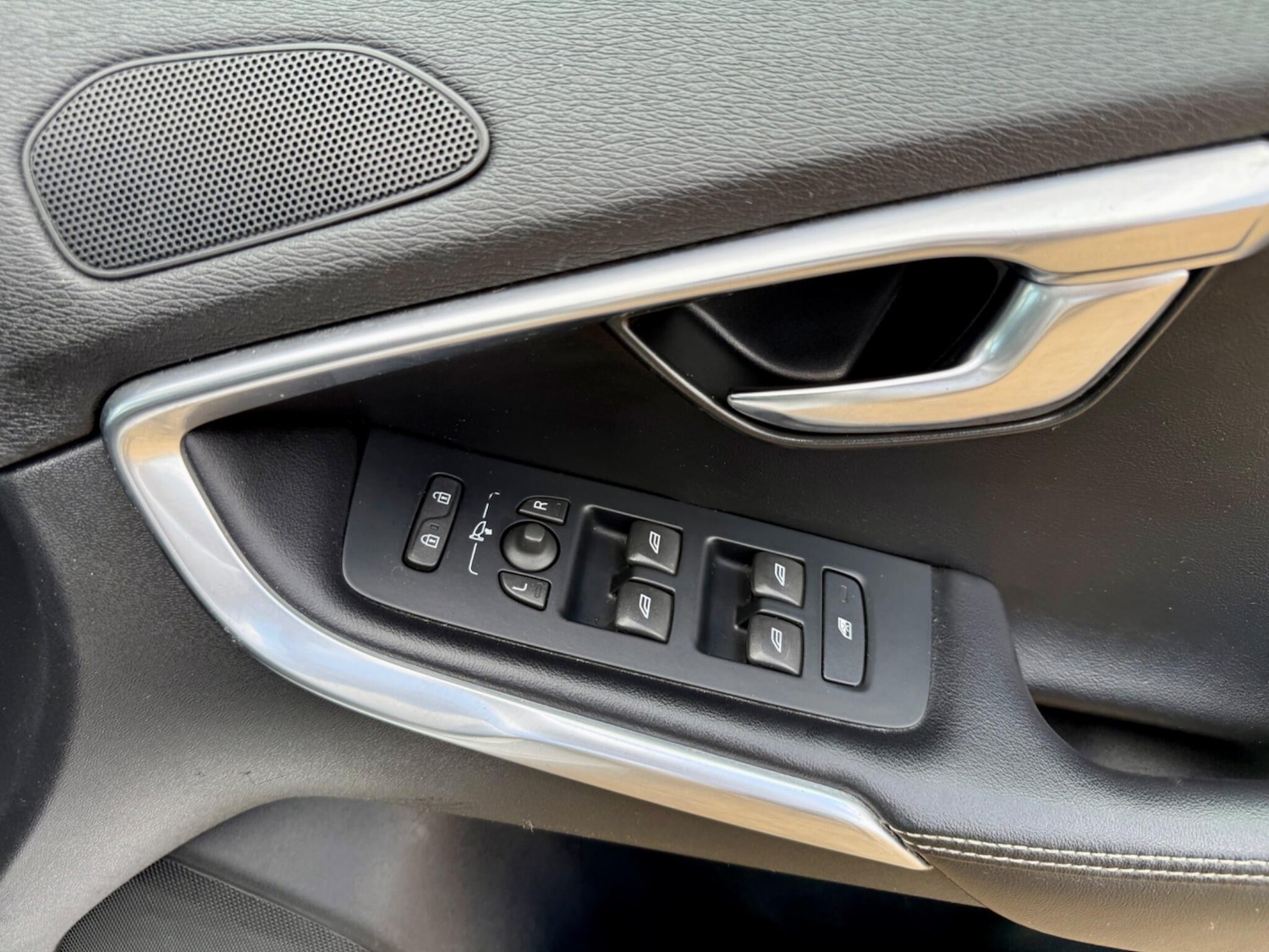 Used Volvo V40 2016 for sale - 77016439: Photo 9