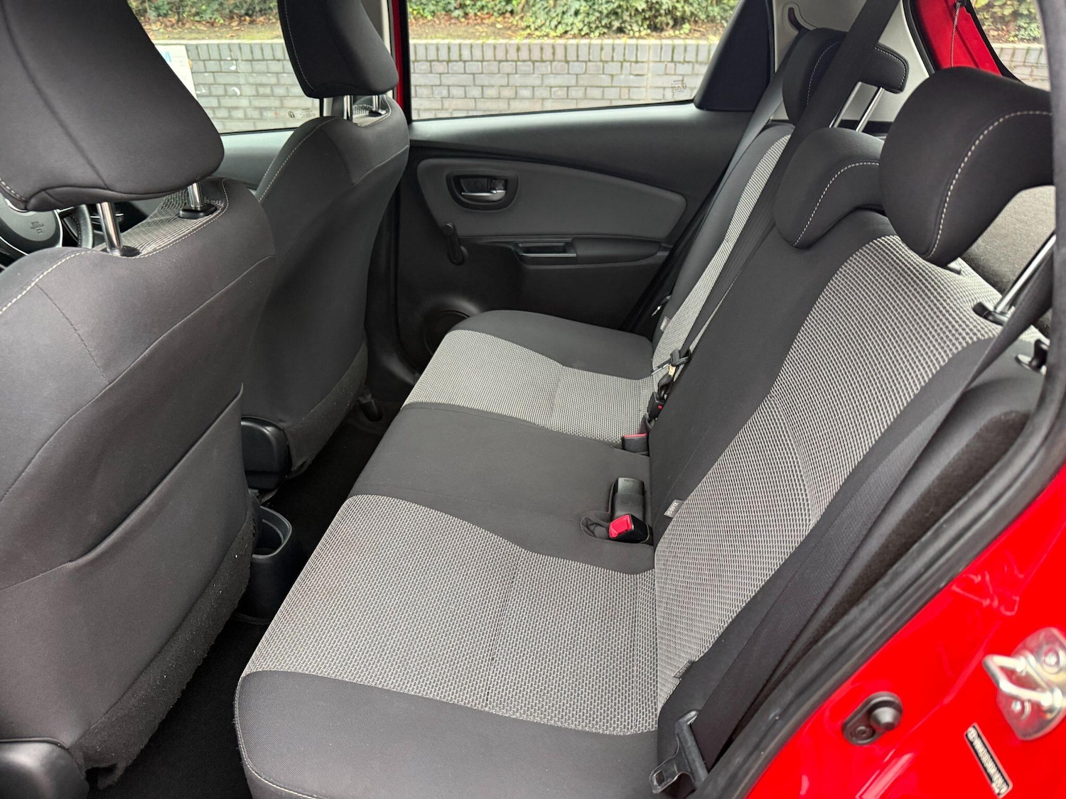 Used Toyota Yaris 2015 for sale - 76561219: Photo 2