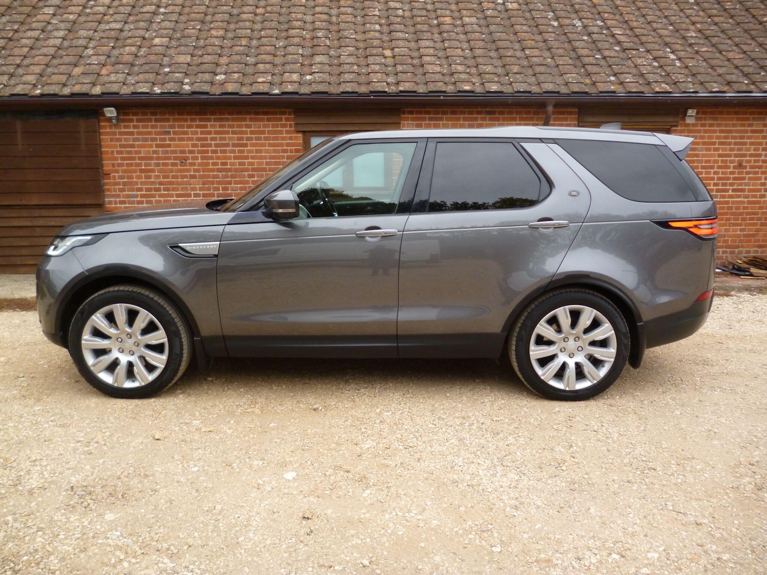 Used Land Rover Discovery 2017 for sale - 76476508: Photo 2