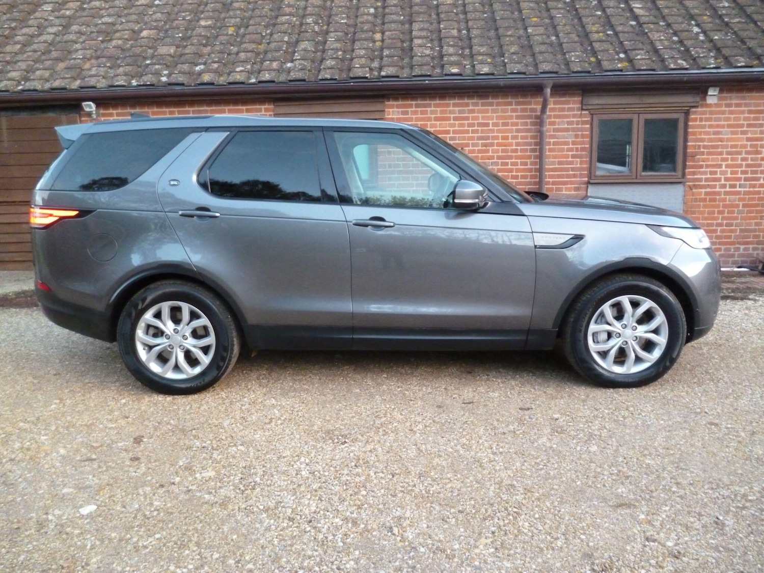 Used Land Rover Discovery 2019 for sale - 76476490: Photo 2