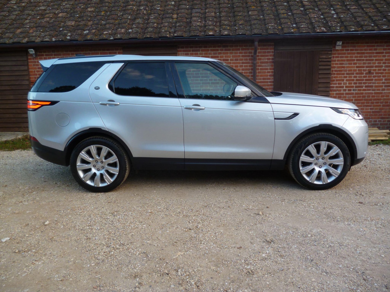 Used Land Rover Discovery 2019 for sale - 76476498: Photo 2