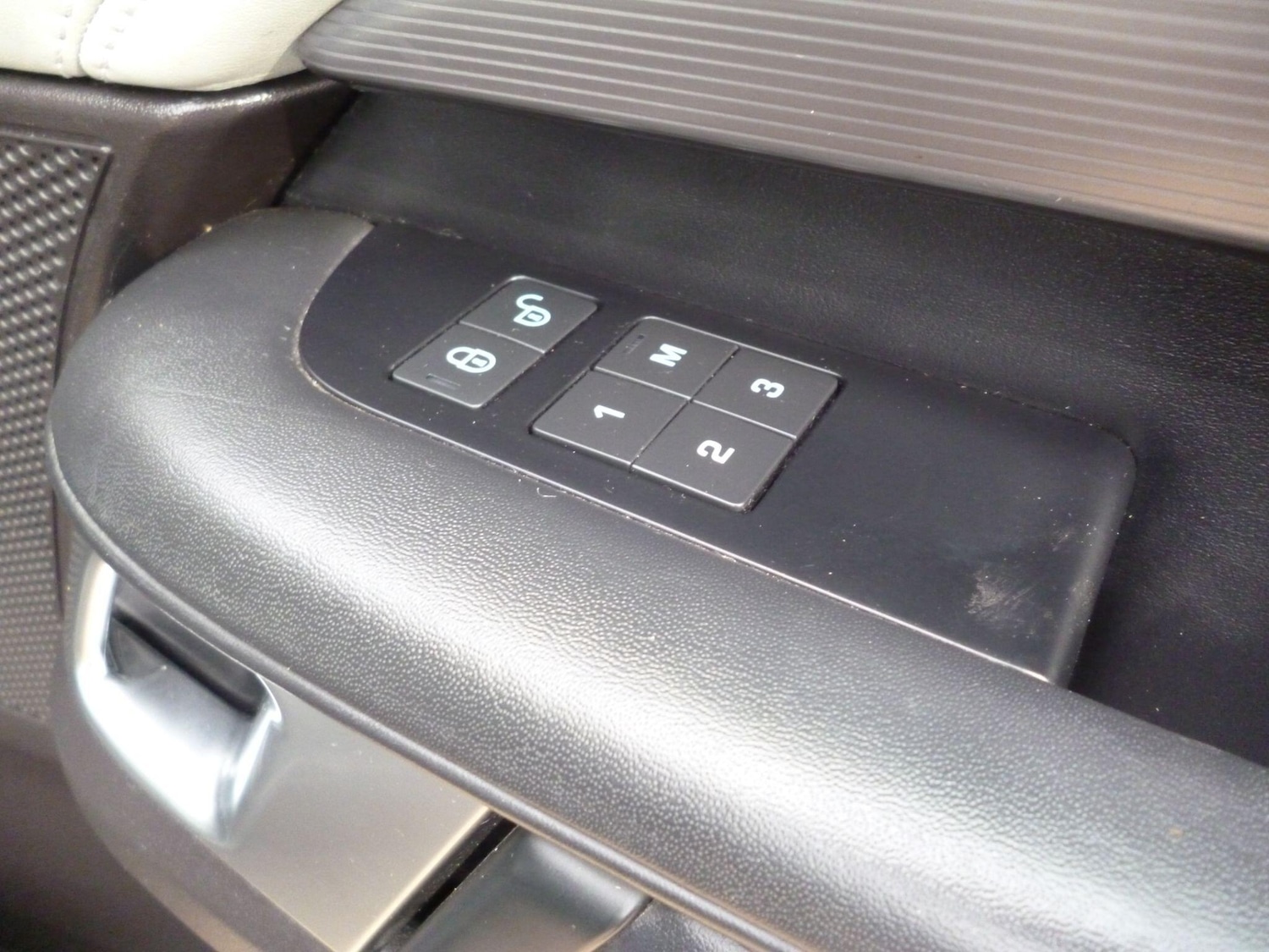 Used Land Rover Discovery 2017 for sale - 76992511: Photo 16