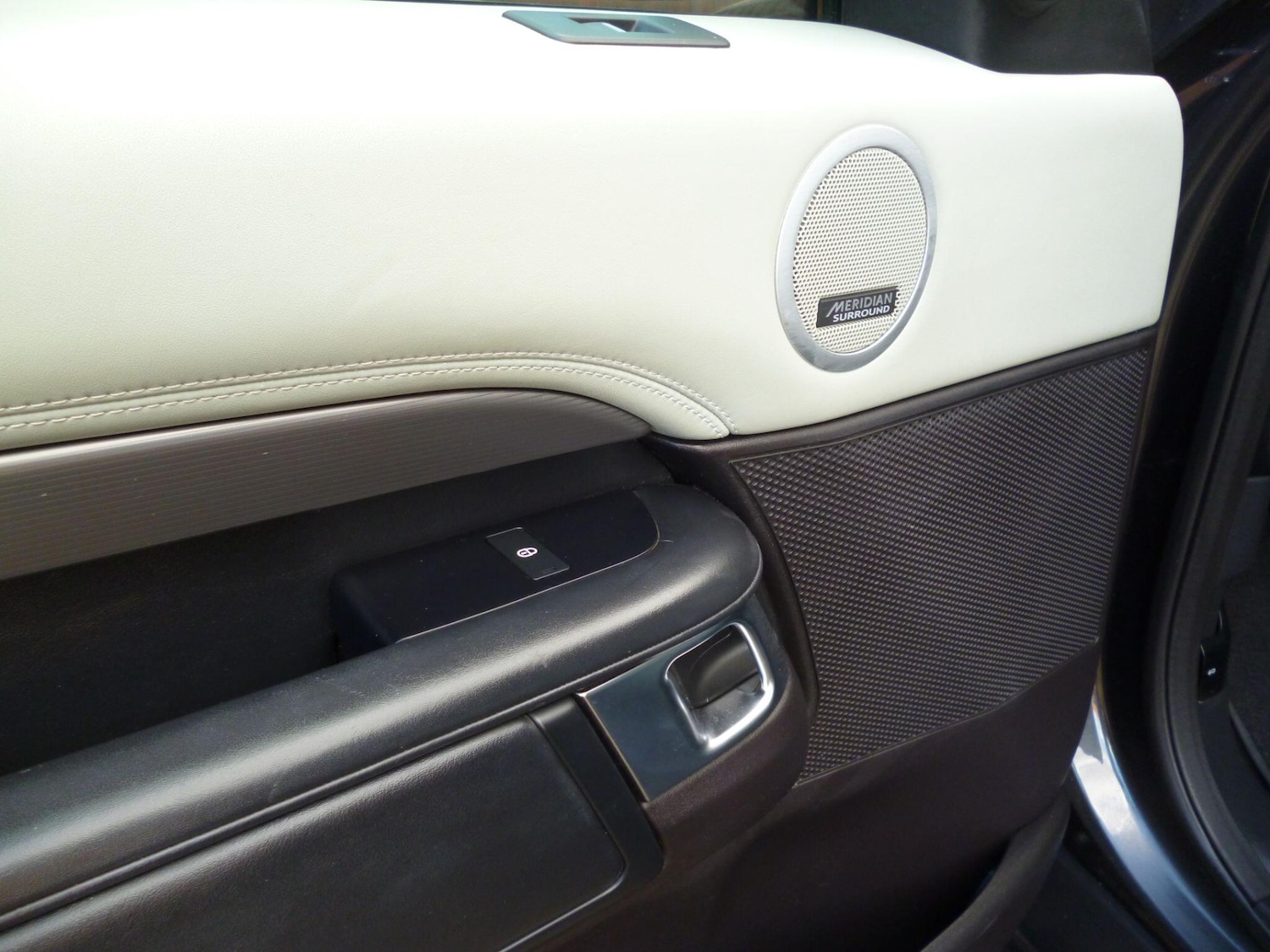 Used Land Rover Discovery 2017 for sale - 76992511: Photo 52