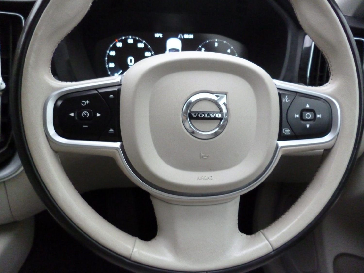 Used Volvo XC60 2019 for sale - 76689154: Photo 32