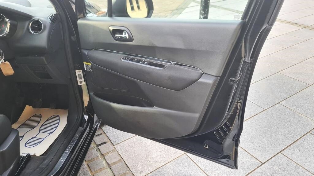 Used Peugeot 5008 2011 for sale - 76970072: Photo 19