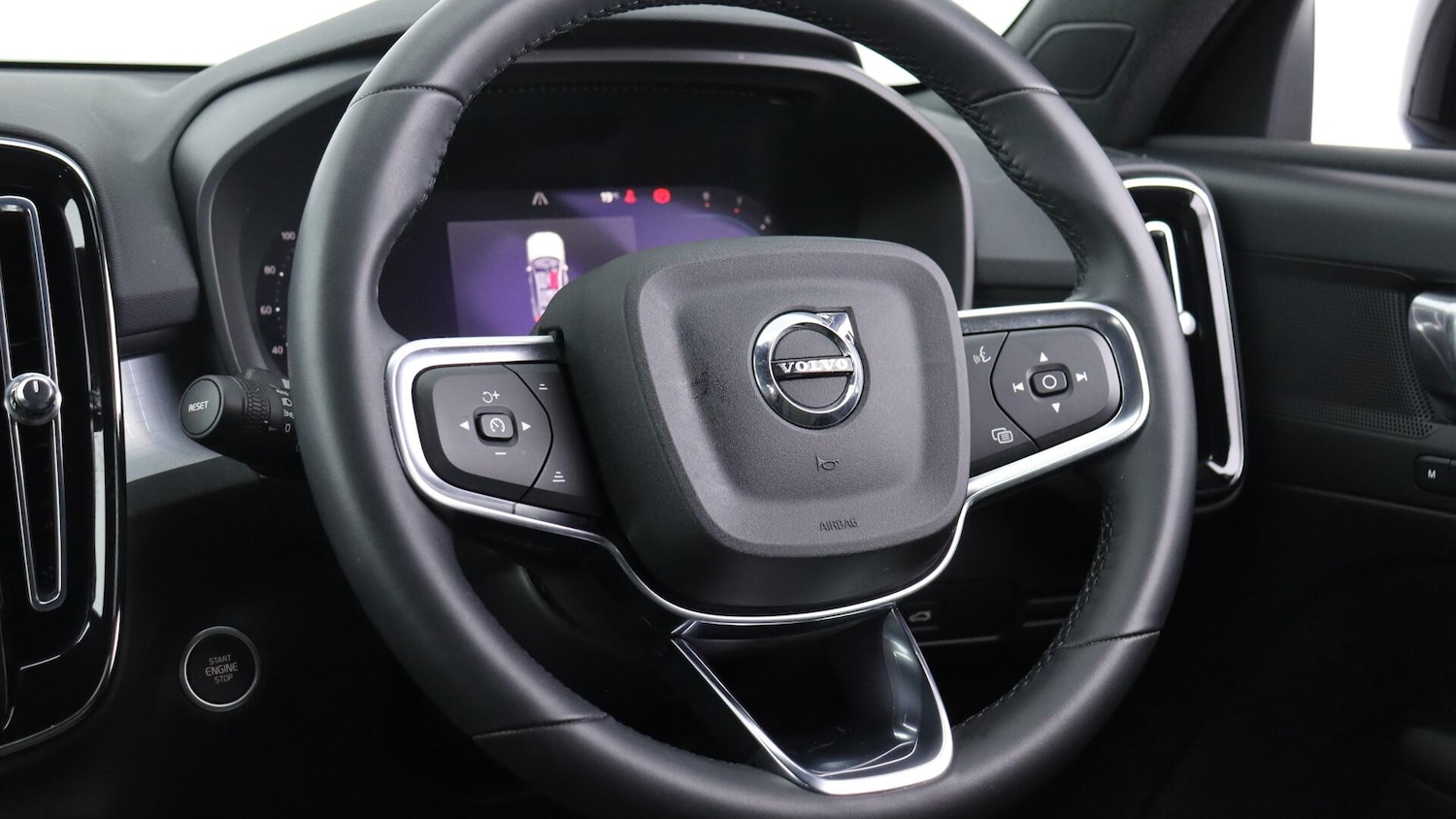 Used Volvo XC40 2023 for sale - 76060823: Photo 10