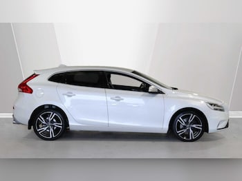 Used Volvo V40 2019 for sale - 76246680: Photo