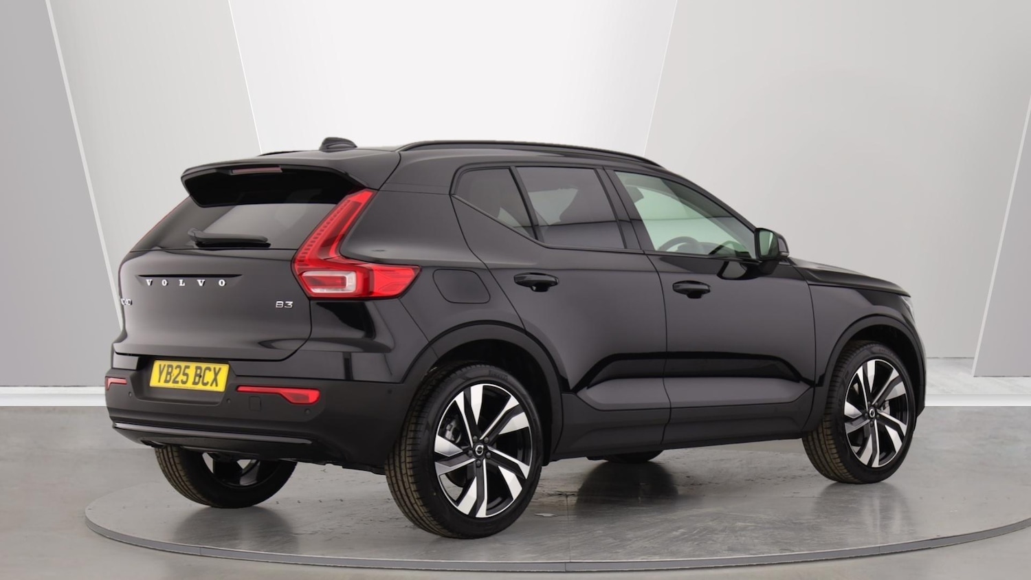Used Volvo XC40 2025 for sale - 76137382: Photo 2