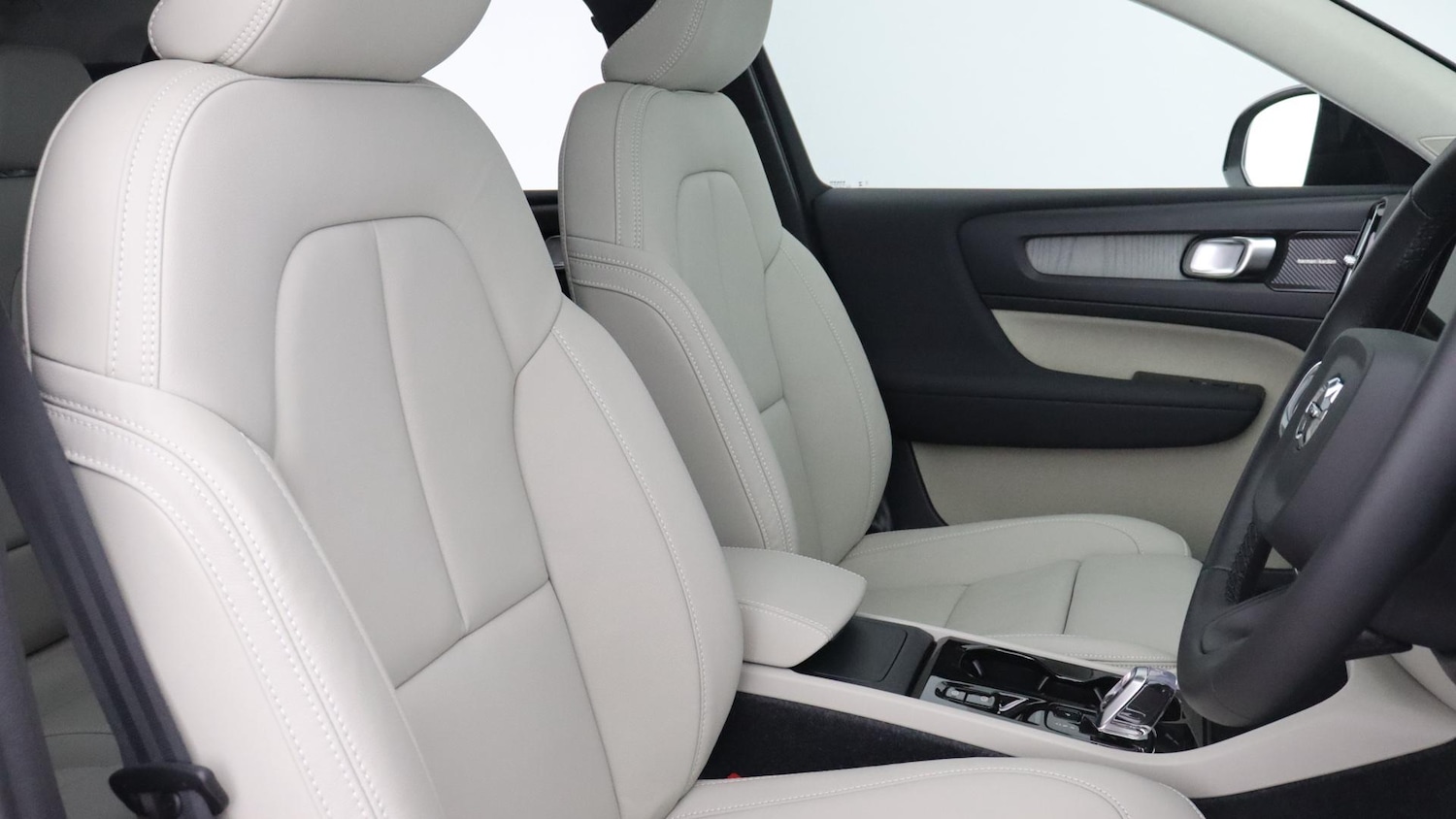 Used Volvo XC40 2025 for sale - 76137382: Photo 43