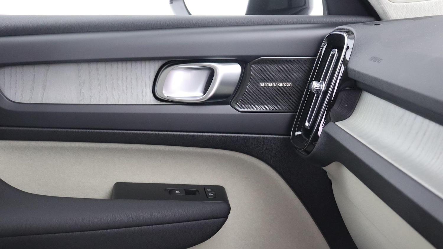 Used Volvo XC40 2025 for sale - 76137382: Photo 46