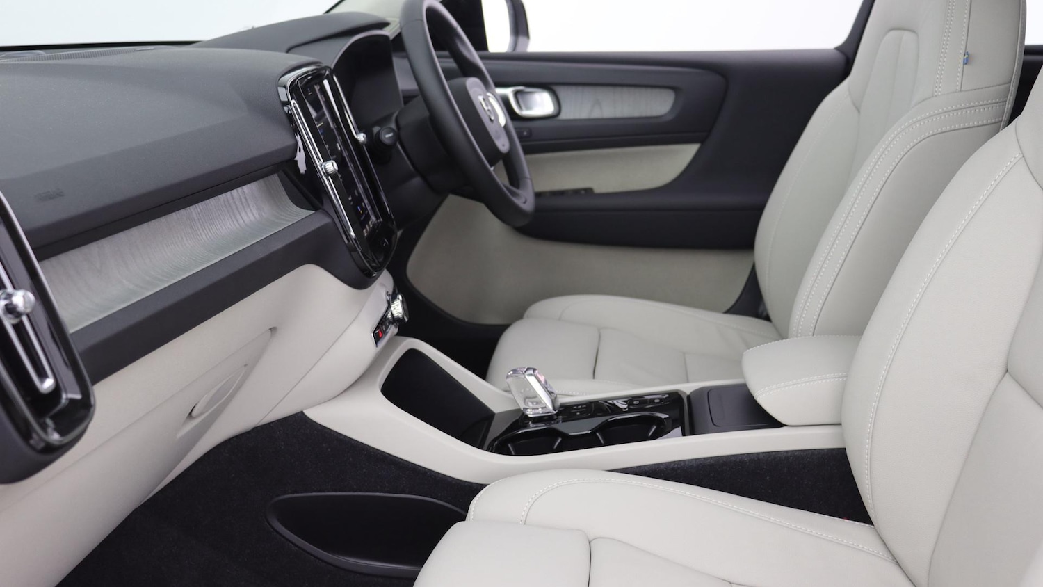 Used Volvo XC40 2025 for sale - 76137382: Photo 48