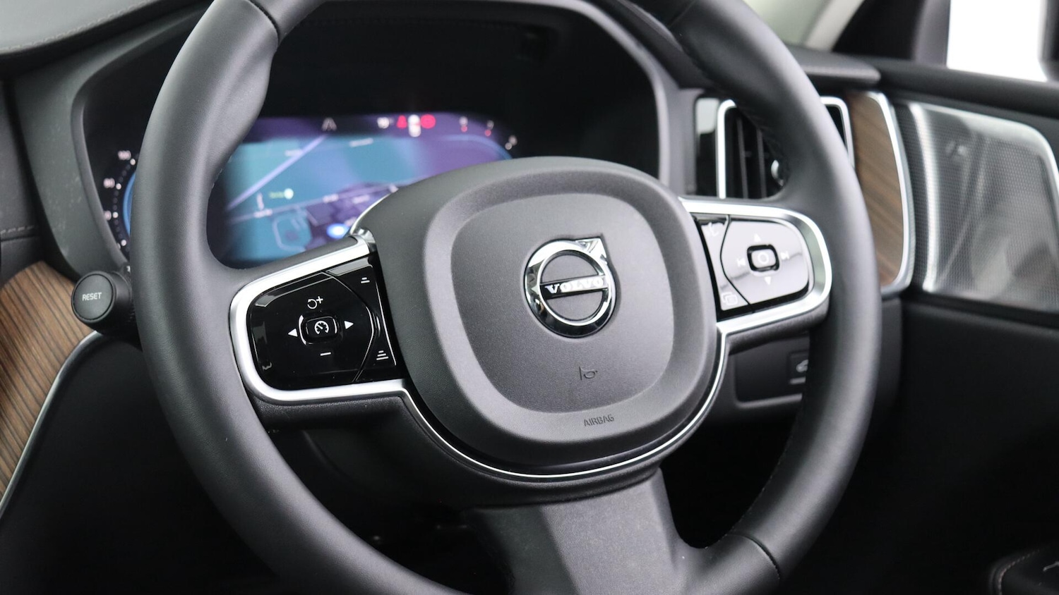 Used Volvo XC60 2023 for sale - 76072068: Photo 10
