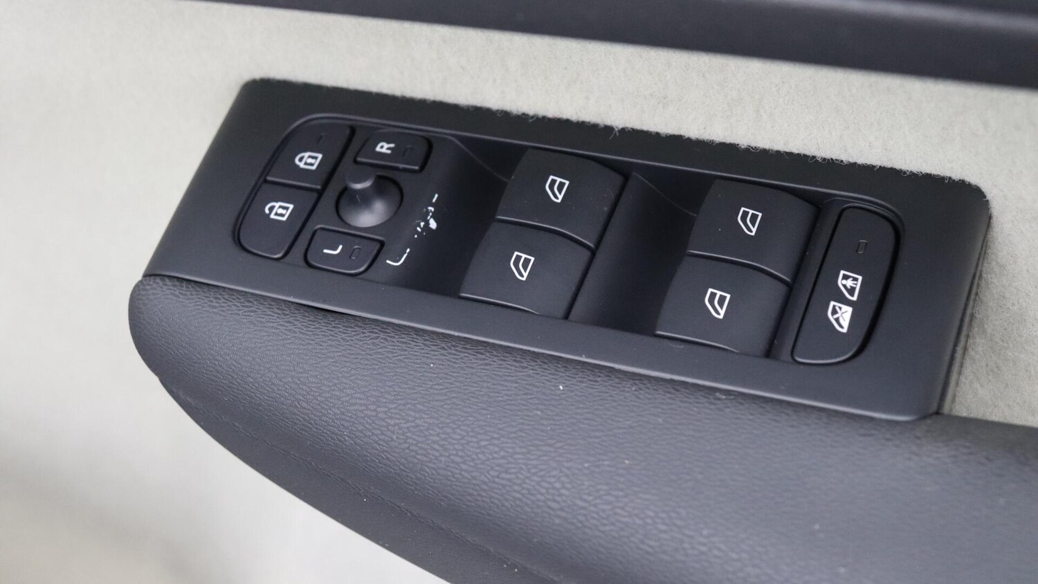 Used Volvo XC40 2023 for sale - 75857755: Photo 24