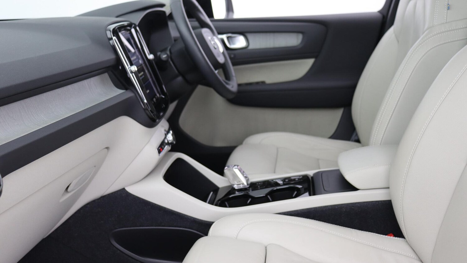 Used Volvo XC40 2023 for sale - 75857755: Photo 42