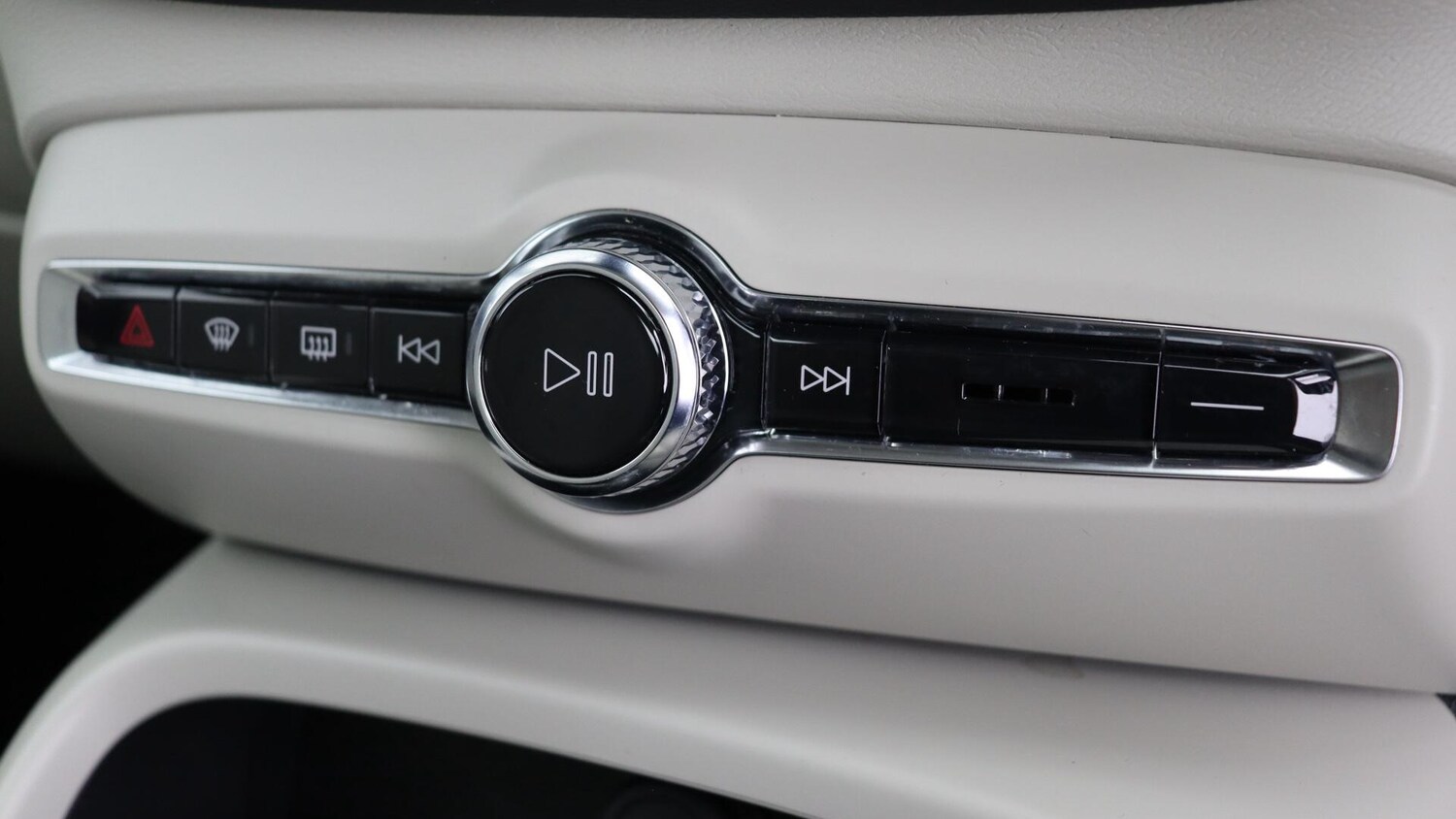 Used Volvo XC40 2023 for sale - 75857755: Photo 46
