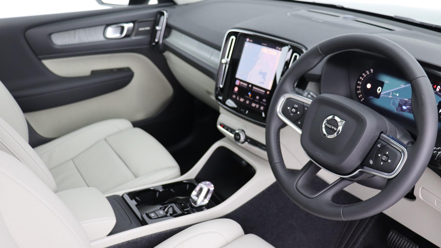 Used Volvo XC40 2025 for sale - 76349710: Photo 4