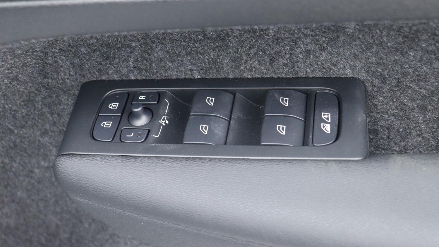 Used Volvo XC40 2025 for sale - 76085454: Photo 28