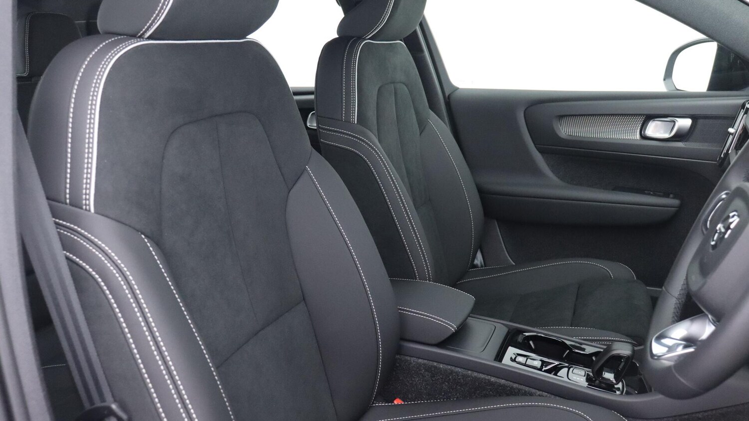 Used Volvo XC40 2025 for sale - 76085454: Photo 9