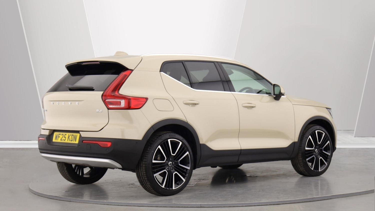Used Volvo XC40 2025 for sale - 76060779: Photo 2