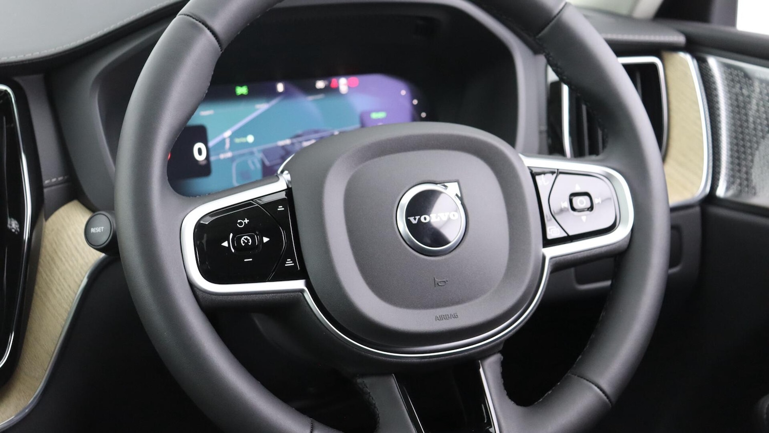 Used Volvo XC60 2025 for sale - 76326038: Photo 10