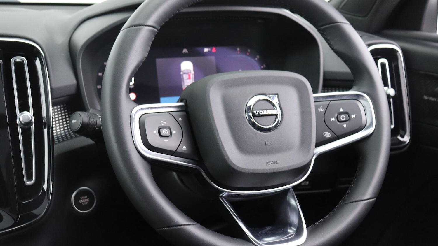 Used Volvo XC40 2023 for sale - 76158568: Photo 10