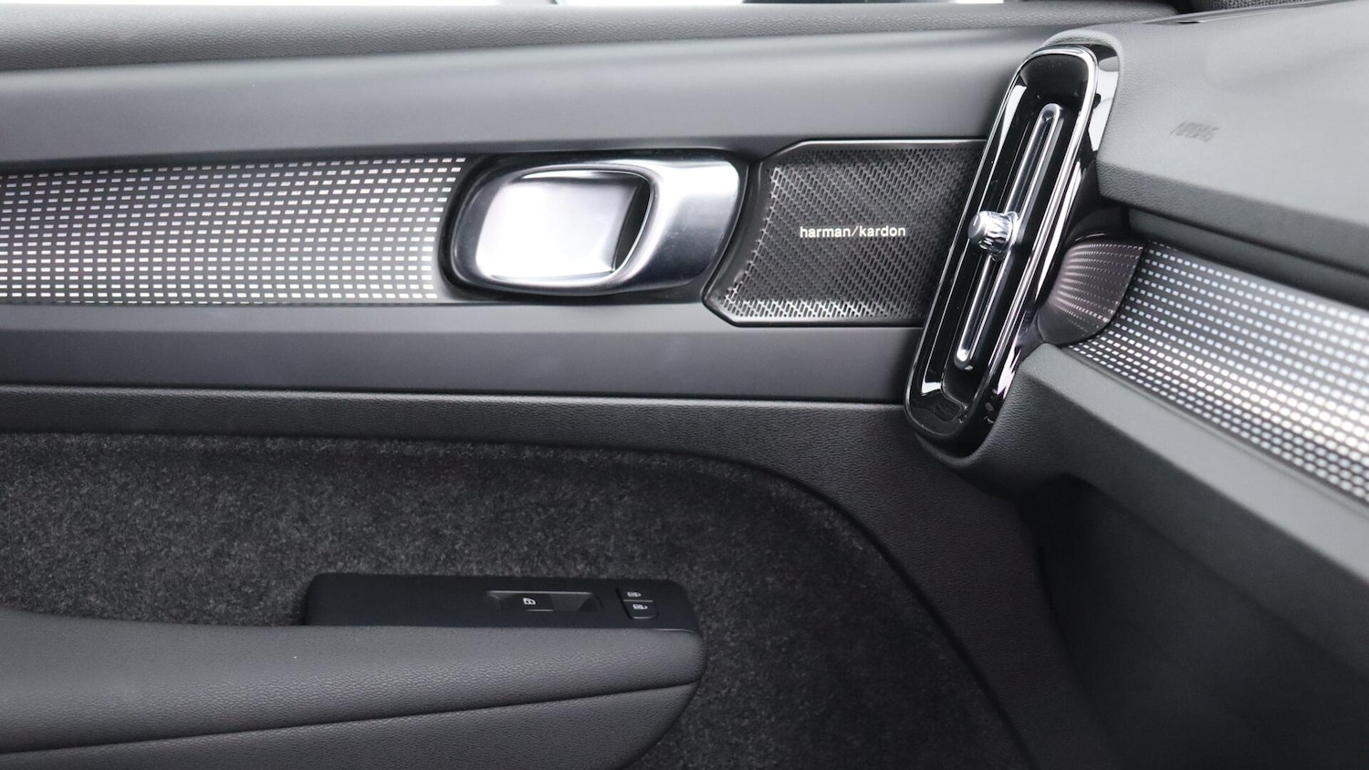 Used Volvo XC40 2023 for sale - 76158568: Photo 40