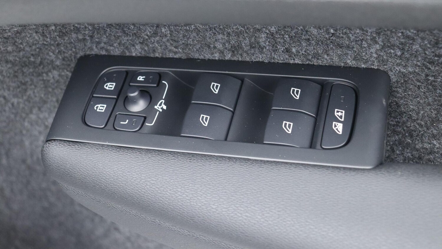 Used Volvo XC40 2025 for sale - 76084008: Photo 24