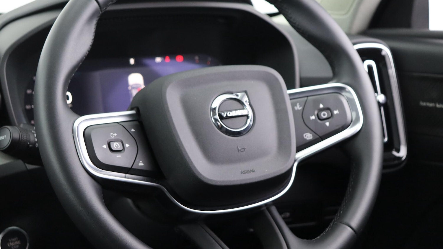 Used Volvo XC40 2025 for sale - 76137545: Photo 10