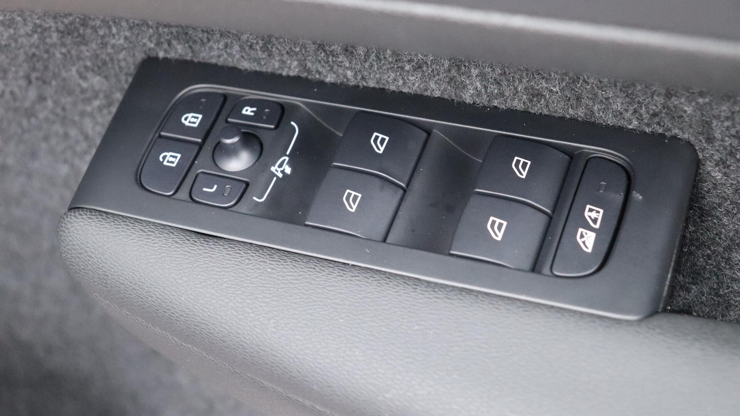 Used Volvo XC40 2025 for sale - 76137545: Photo 24