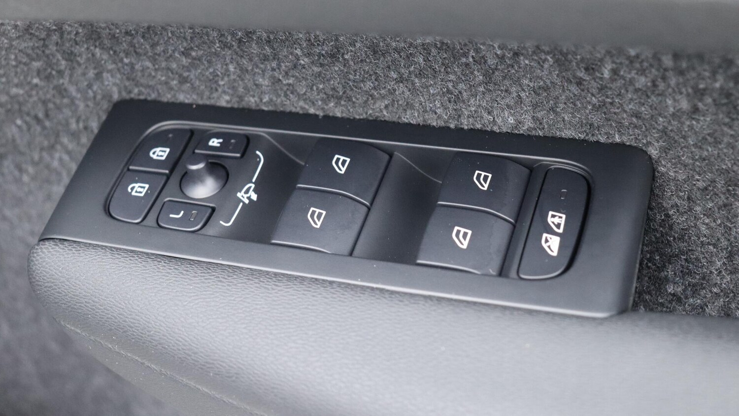 Used Volvo XC40 2025 for sale - 75990911: Photo 24
