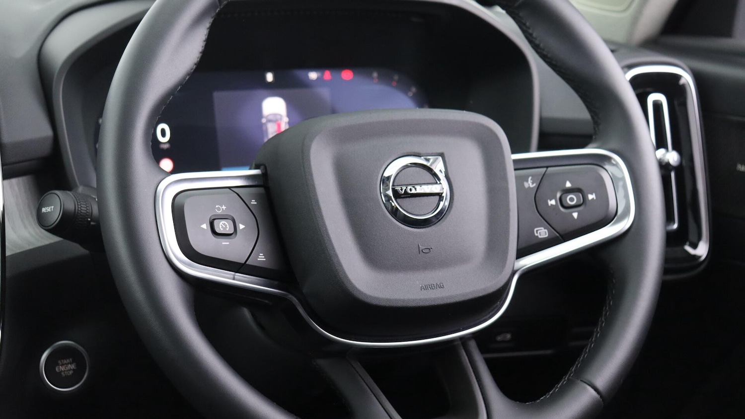 Used Volvo XC40 2025 for sale - 76122332: Photo 10