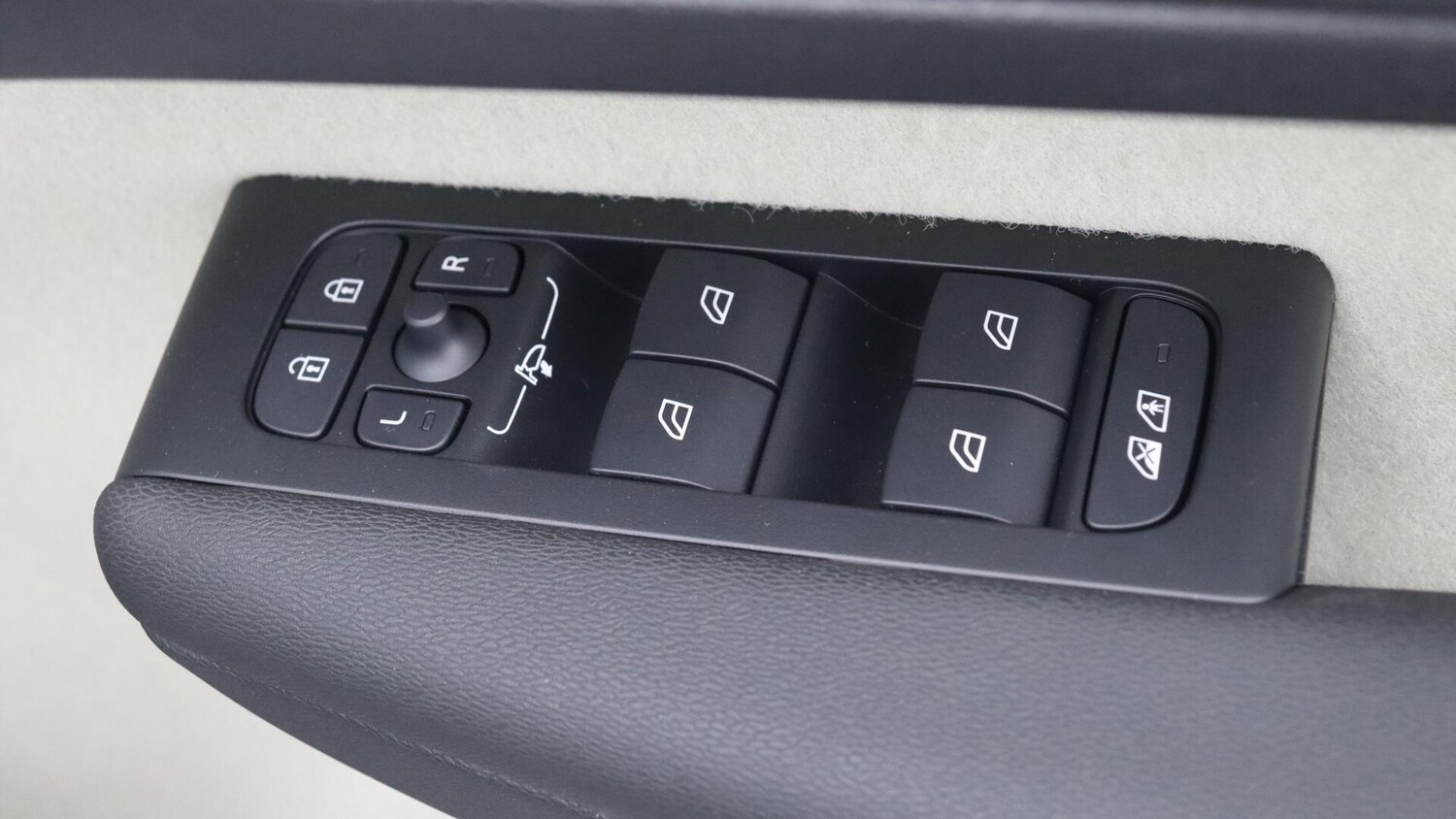 Used Volvo XC40 2025 for sale - 76083833: Photo 24