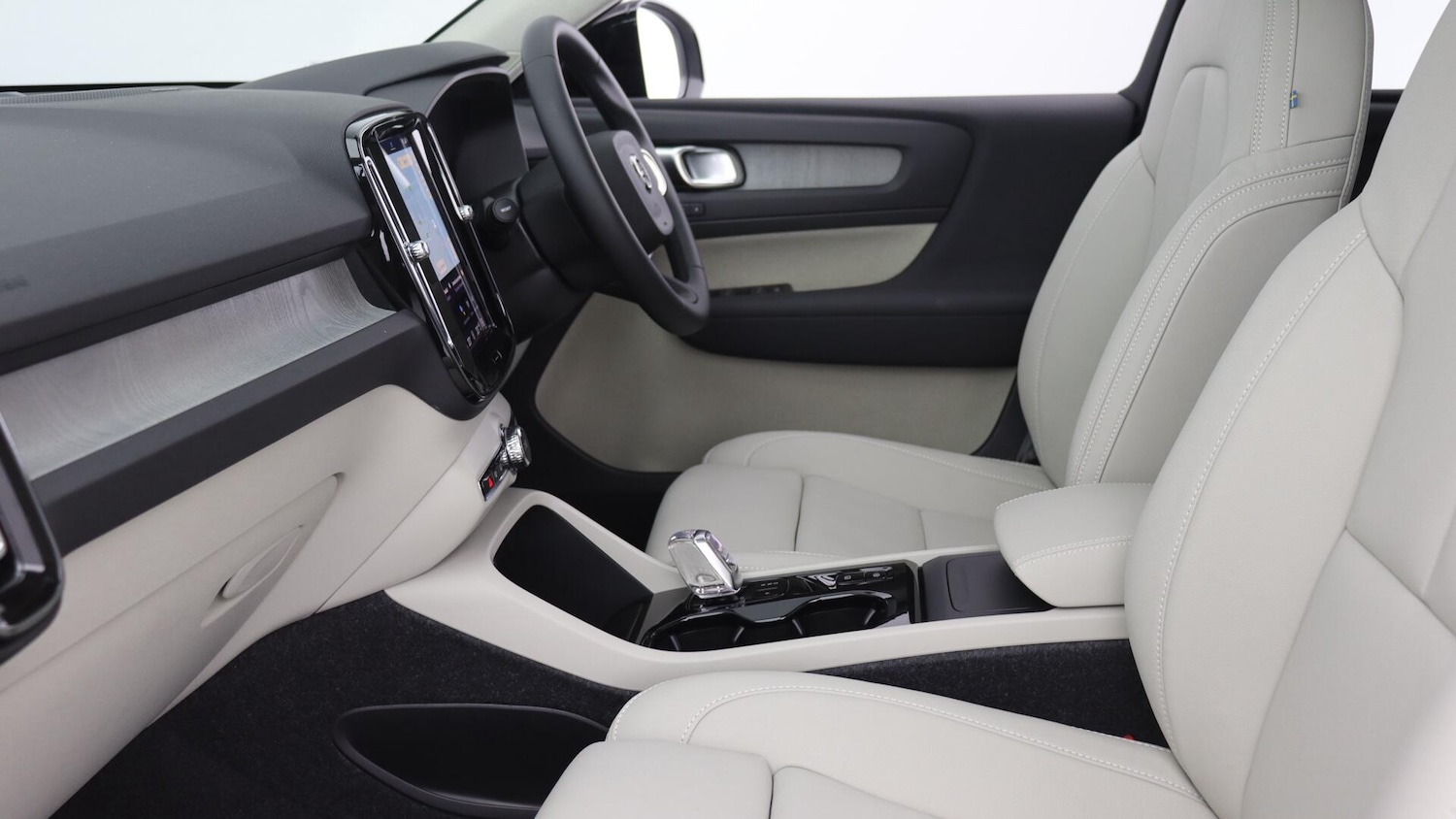 Used Volvo XC40 2025 for sale - 76083833: Photo 42