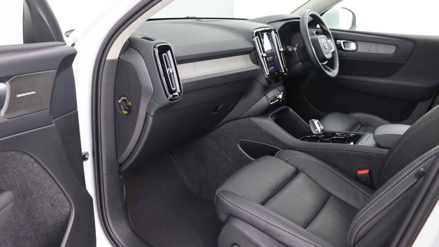 Used Volvo XC40 2025 for sale - 76109309: Photo 17