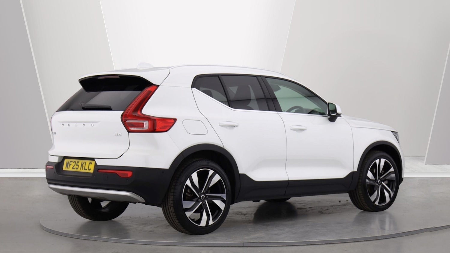 Used Volvo XC40 2025 for sale - 76109309: Photo 2