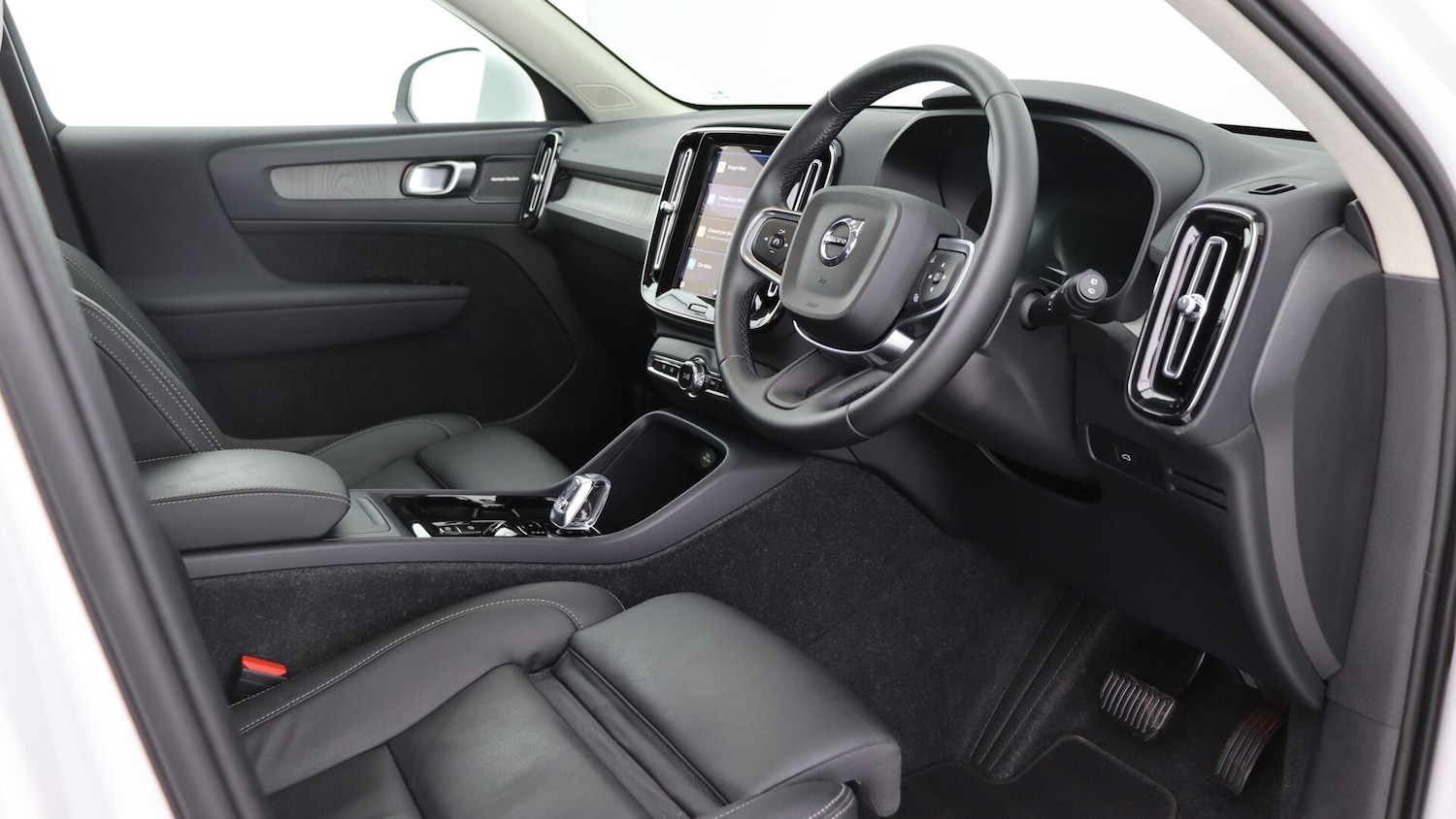 Used Volvo XC40 2025 for sale - 76109309: Photo 4