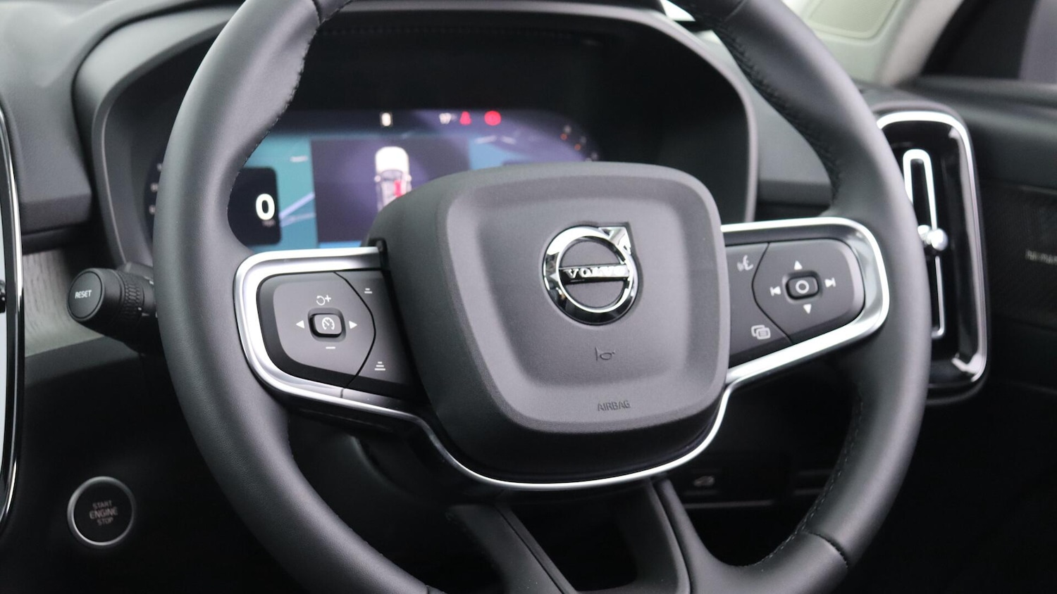 Used Volvo XC40 2025 for sale - 76348796: Photo 10