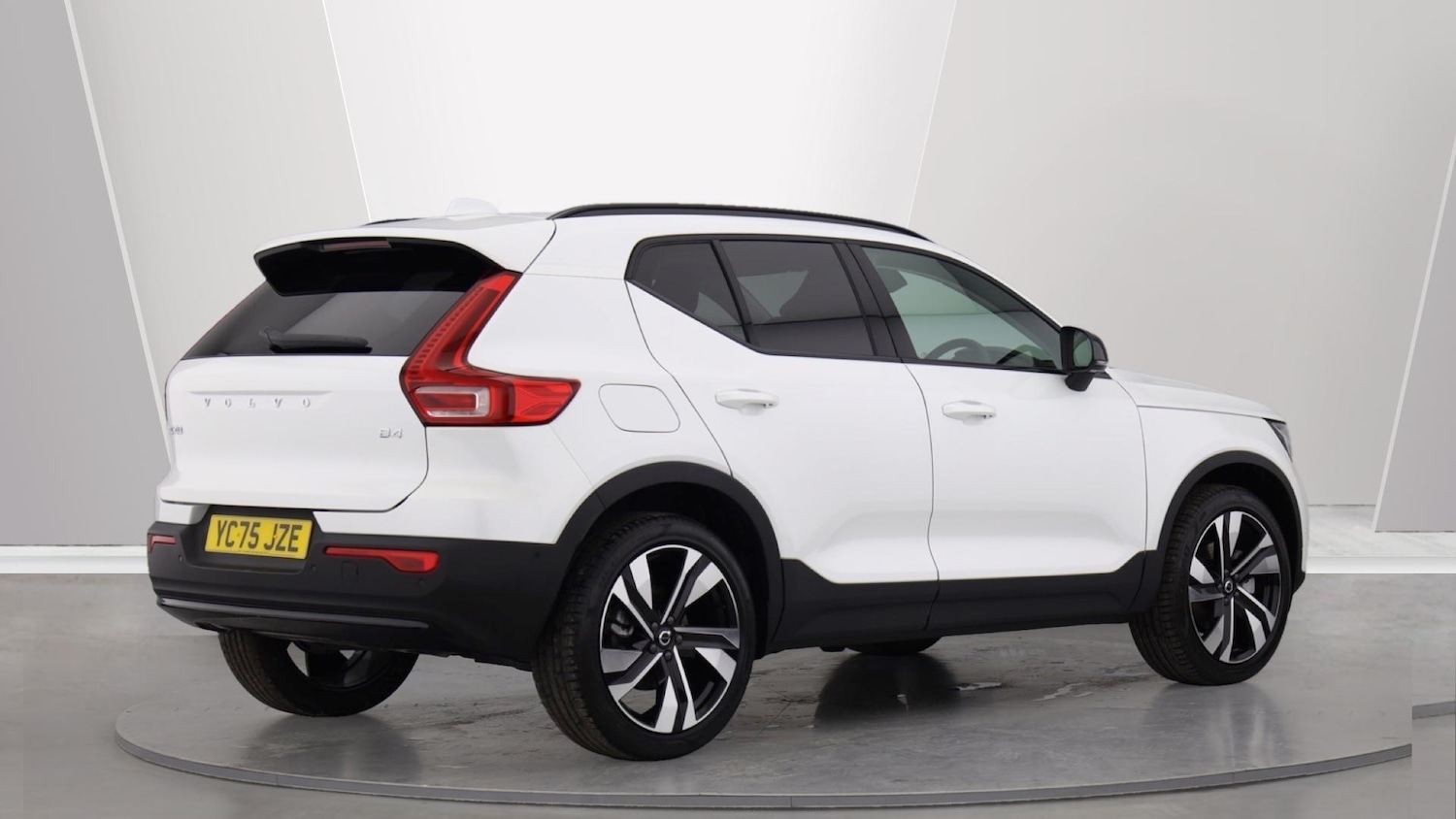 Used Volvo XC40 2025 for sale - 76348796: Photo 2