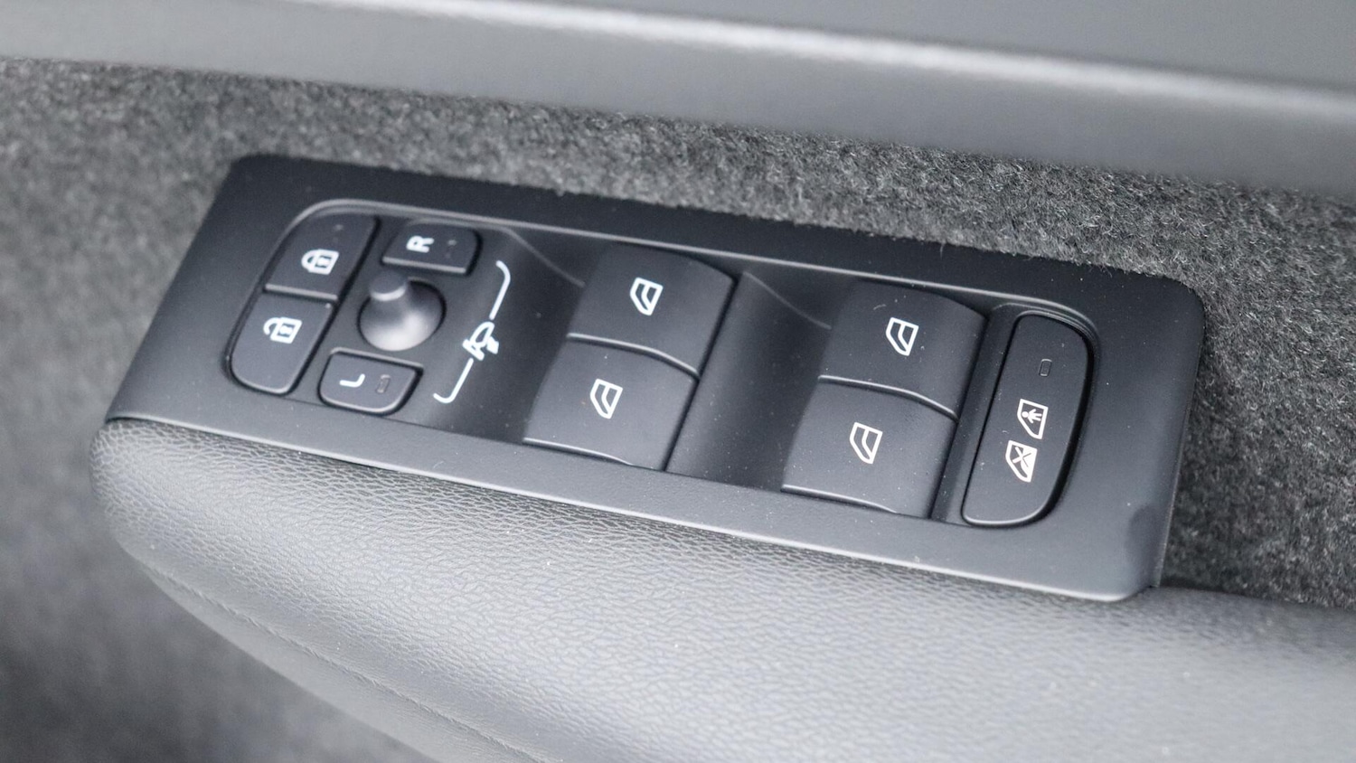 Used Volvo XC40 2025 for sale - 76348796: Photo 24