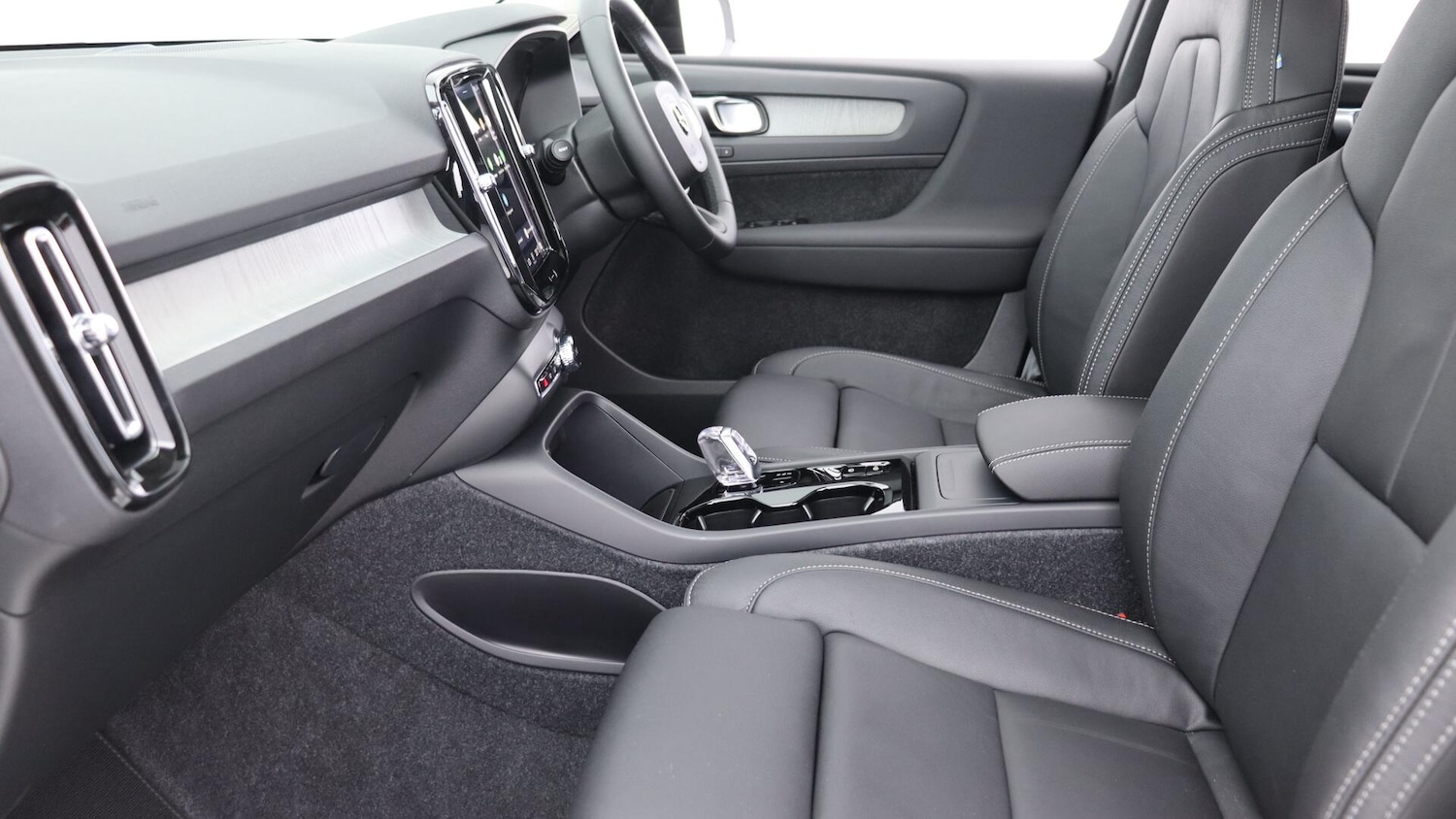 Used Volvo XC40 2025 for sale - 76348796: Photo 47